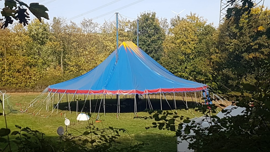 Das Circus-Zelt ohne Innenleben und Wände wartet auf uns.